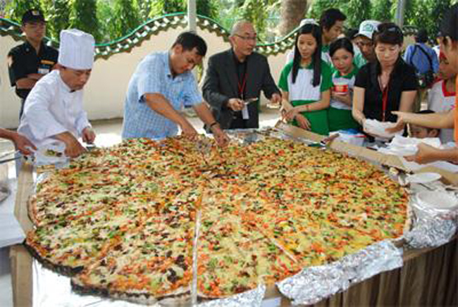 Chiếc bánh Pizza chay lớn nhất được làm tại Việt nam có tổng trọng lượng sau khi hoàn thành lên đến 50 kg, đường kính 171 cm.